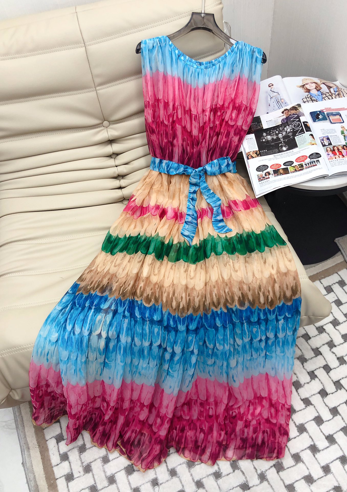 NO:317951,Recommended for the 25 spring and summer new product. Vacation style round neck sleeveless colored red waist-hugging dress. Heavy industry pleated wavy rainbow color creates a super age-reducing product. Imported customized fabrics have delicate texture and comfortable texture. Contrast color craftsmanship is casual and versatile. The classic vest vest waist-hugging style is versatile and not picky about people’s upper body. I don’t want to be beautiful!  The quality of workmanship depends on the details!  One color 3 codes.,,skirts,alexander wang19860909爆单推荐 25春夏新品.度假风 圆领无袖彩红色收腰连衣裙.重工压褶波浪彩虹色打造超级减龄单品,进口定制面料 质感细腻舒适.撞色工艺气质休闲又百搭,经典坎肩背心收腰版型百搭不挑人上身美的不要不要的！做工品质看细节！一色3码.,,skirts,alexander wang,Women's clothing