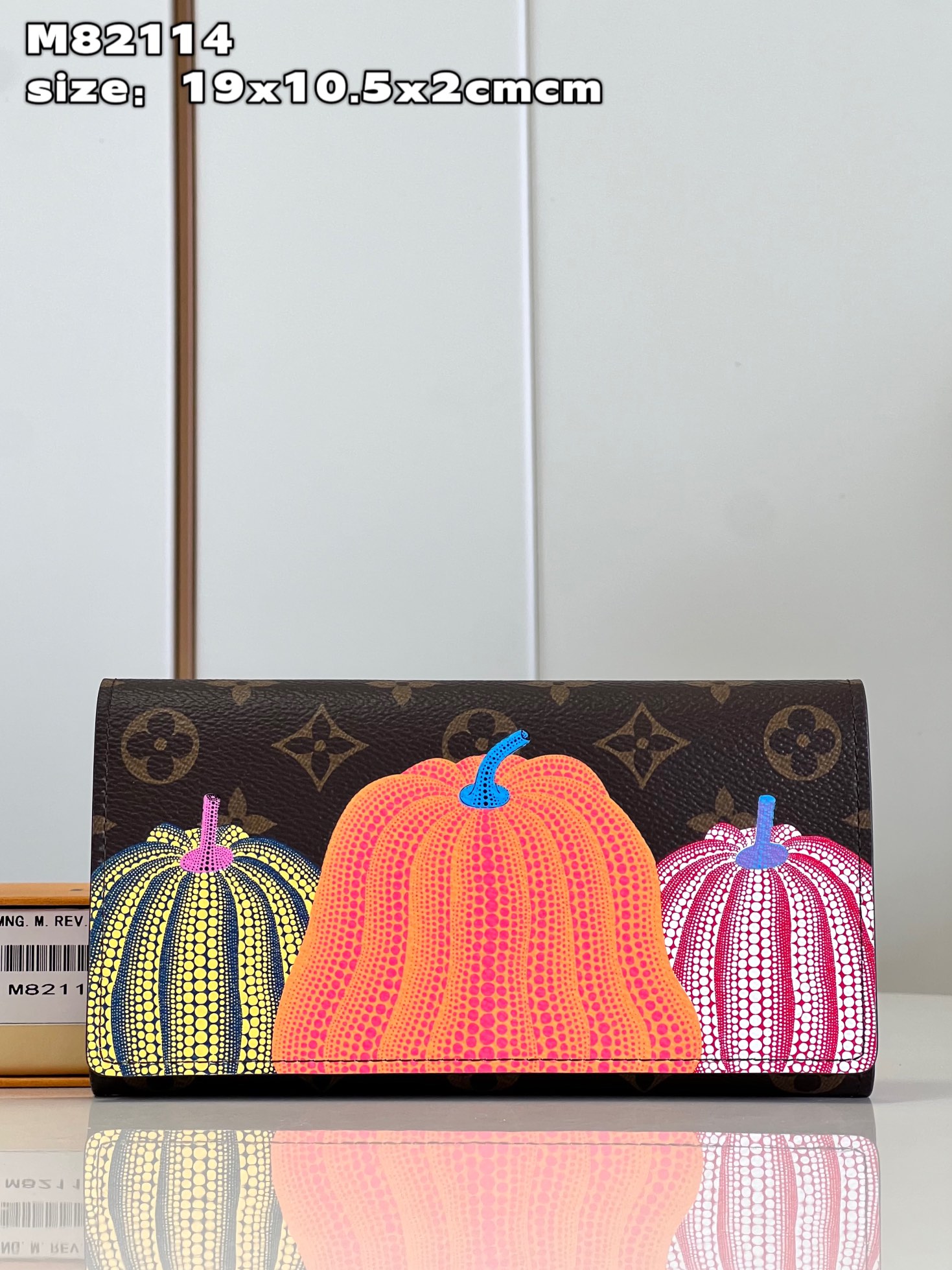 NO:400052,【Exclusive real shot M82114】This LV x YK Sarah wallet is derived from the new Louis Vuitton x Yayoi Kusama series, paying tribute to the classic visual art works of the well-known Japanese artist Yayoi Kusama. The artist began painting pumpkins since childhood, and then integrated the pumpkin theme into her paintings and sculptures. This fashionable and soft wallet is sewn with Monogram canvas, and is perfectly embellished with three brightly colored Yayoi Kusama pumpkin paintings, giving this classic accessories a charming and creative new interpretation. size19x10.5x2cm C.,LV [original leather],louis vuitton,louis vuitton19860909【独家实拍 M82114】這款LV x YK Sarah錢包源自全新Louis Vuitton x Yayoi Kusama系列,向知名日本藝術家草間彌生的經典視覺藝術作品致敬.藝術家自幼開始繪畫南瓜,其後更將南瓜主題融入她的畫作和雕塑之中.這款時尚柔美的錢包以Monogram帆布縫製,更以三幅色彩鮮明的草間彌生南瓜畫作完美點綴,為這款經典配飾賦予迷人奪目的創意新演繹. size19x10.5x2cm C.,LV【原厂皮】,louis vuitton,louis vuitton,Bag