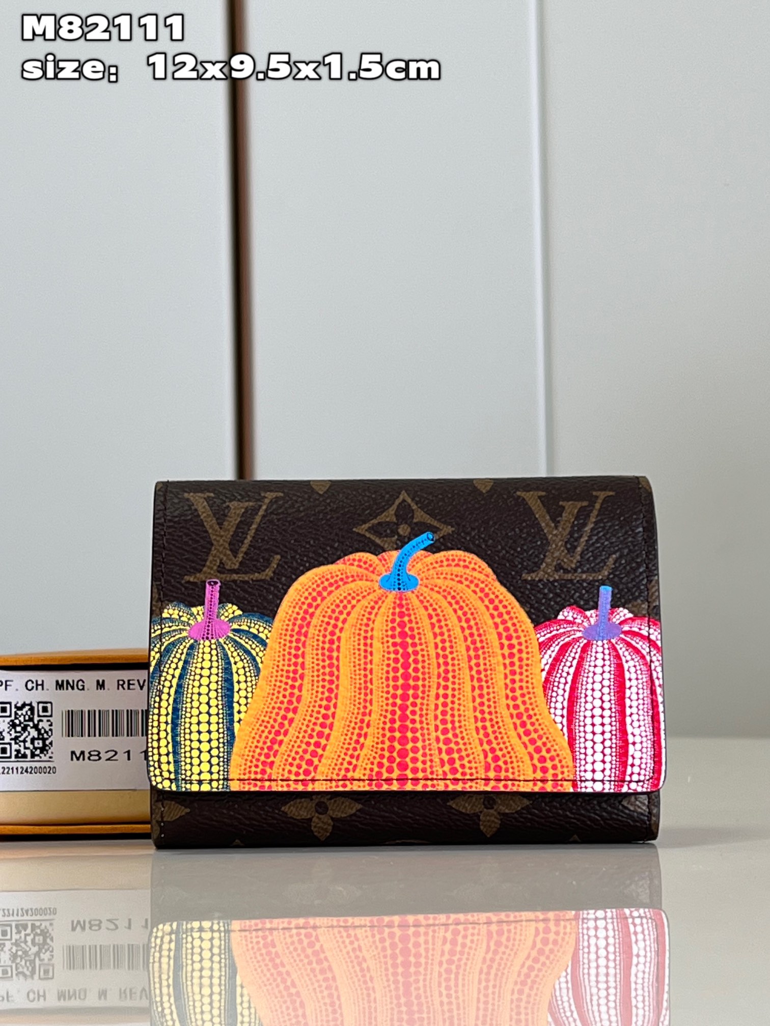 NO:400055,【Exclusive real shot M82111】This LV x YK Victorine wallet is derived from the new Louis Vuitton x Yayoi Kusama series, paying tribute to the classic visual art works of the well-known Japanese artist Yayoi Kusama. The artist began painting pumpkins since childhood, and then integrated the pumpkin theme into her paintings and sculptures. This fashionable and soft wallet is sewn with Monogram canvas, and is perfectly embellished with three brightly colored Yayoi Kusama pumpkin paintings, giving this classic accessories a charming and creative new interpretation. Product information 12 x 9.5 x 1.5 cm (length x height x width) C.,LV [original leather],louis vuitton,louis vuitton19860909【独家实拍 M82111】這款LV x YK Victorine錢包源自全新Louis Vuitton x Yayoi Kusama系列,向知名日本藝術家草間彌生的經典視覺藝術作品致敬.藝術家自幼開始繪畫南瓜,其後更將南瓜主題融入她的畫作和雕塑之中.這款時尚柔美的錢包以Monogram帆布縫製,更以三幅色彩鮮明的草間彌生南瓜畫作完美點綴,為這款經典配飾賦予迷人奪目的創意新演繹.產品資料12 x 9.5 x 1.5厘米(長度 x 高度 x 闊度) C.,LV【原厂皮】,louis vuitton,louis vuitton,Bag