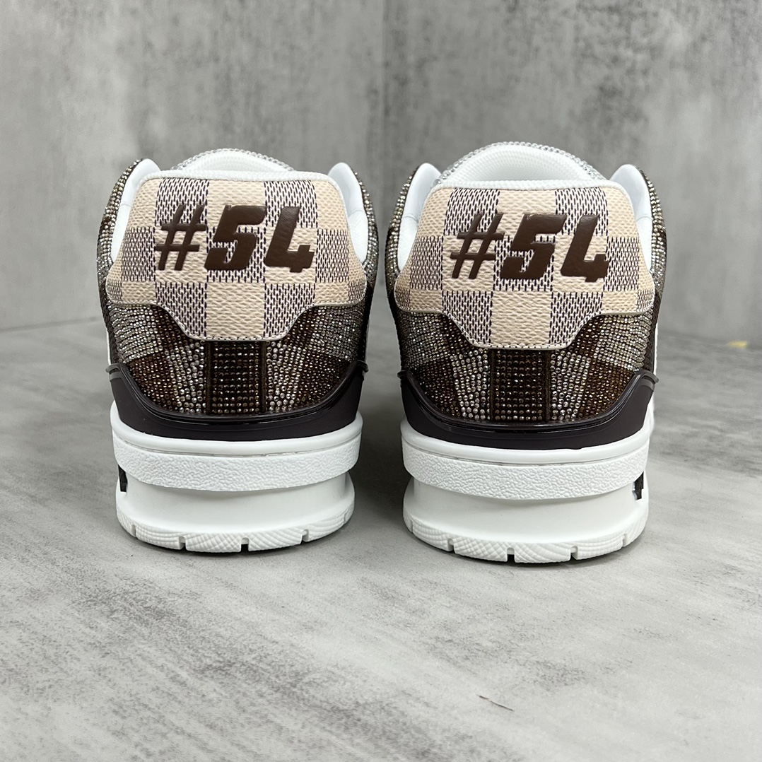 Louis Vuitton 新款上架 2023 Louis*Vuitto* LV trainer 满钻系列 走秀款TRAINER 大底和面料私模 绝对下血本费心思的一款鞋子 自Vifgil到来之后而设计的这一系列 每一季度都深受众多粉丝的青睐 TPU 大底 包装