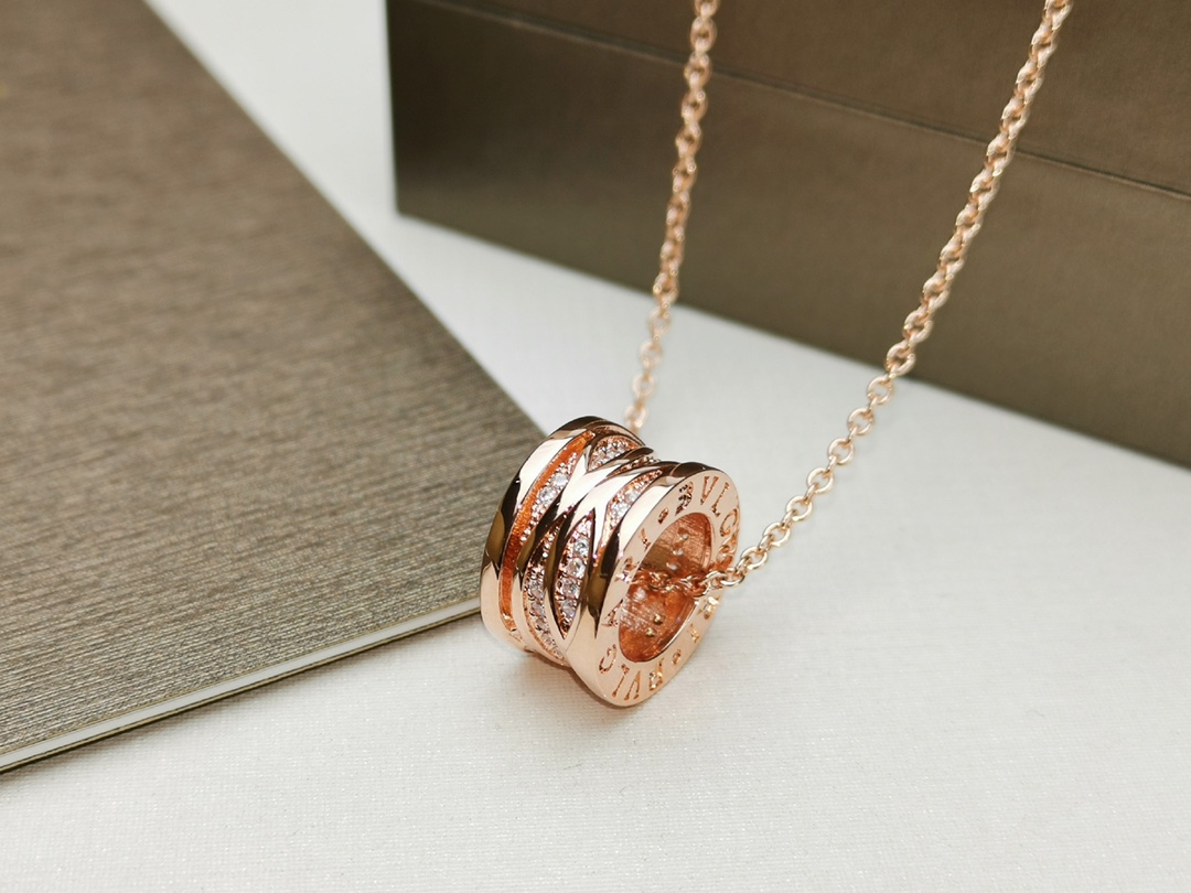 p95💕💕高品质 宝格丽 镂空带钻项链 专柜同步更新 同款‼️‼️BVLGARI 专柜同款1:1出模  配原版链条 链条刻原版字印BVLGARI‼️😘以独特风格重新诠释了Bvlgari最著名的创意设计   镂空微镶锆石 精致不失华美 👏👏白金 玫瑰金两色可选 p