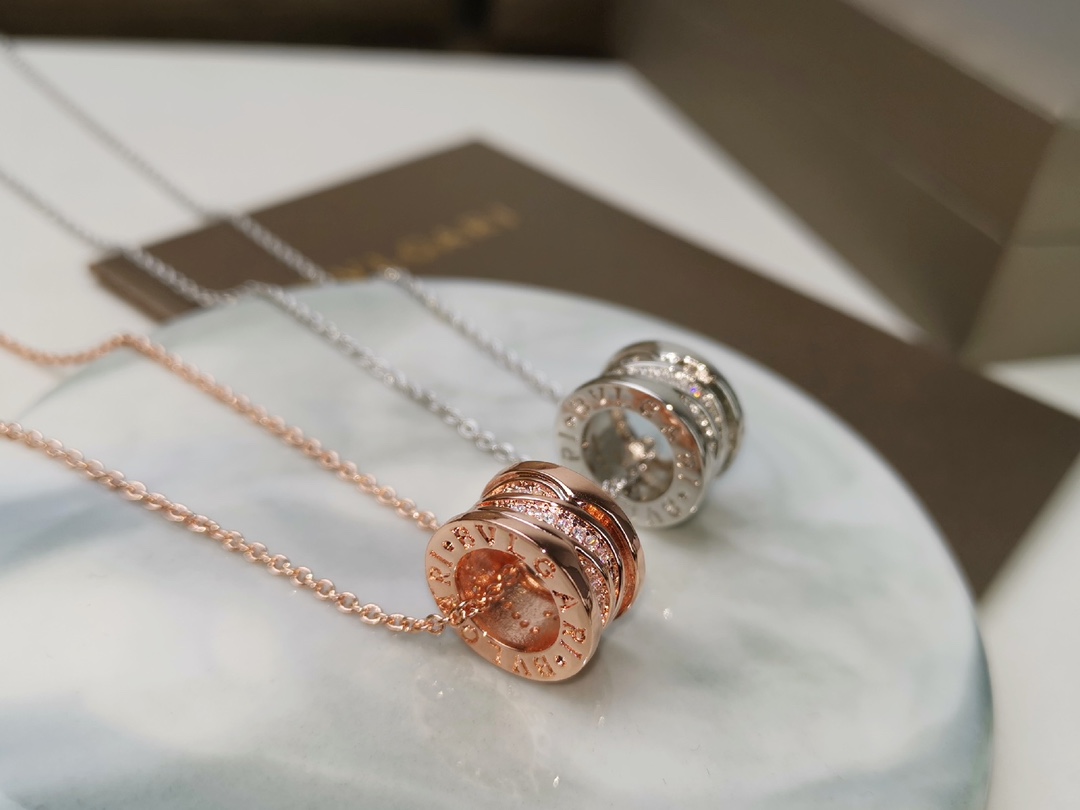 p95💕💕高品质 宝格丽 镂空带钻项链 专柜同步更新 同款‼️‼️BVLGARI 专柜同款1:1出模  配原版链条 链条刻原版字印BVLGARI‼️😘以独特风格重新诠释了Bvlgari最著名的创意设计   镂空微镶锆石 精致不失华美 👏👏白金 玫瑰金两色可选 p