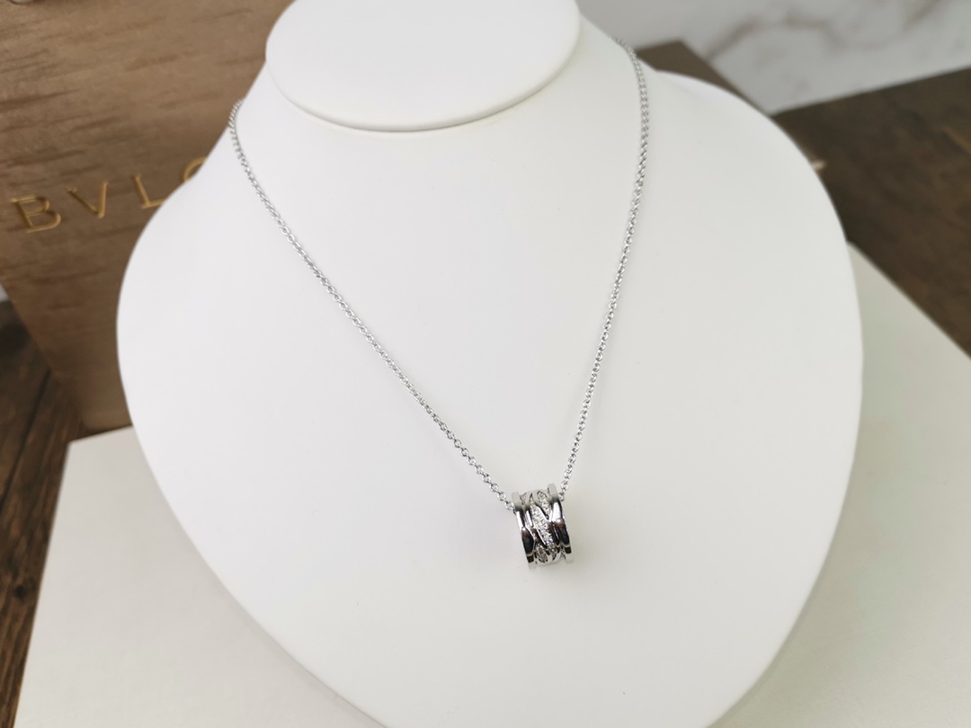 p95💕💕高品质 宝格丽 镂空带钻项链 专柜同步更新 同款‼️‼️BVLGARI 专柜同款1:1出模  配原版链条 链条刻原版字印BVLGARI‼️😘以独特风格重新诠释了Bvlgari最著名的创意设计   镂空微镶锆石 精致不失华美 👏👏白金 玫瑰金两色可选 p