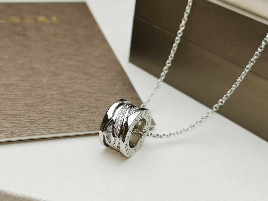 p95💕💕高品质 宝格丽 镂空带钻项链 专柜同步更新 同款‼️‼️BVLGARI 专柜同款1:1出模  配原版链条 链条刻原版字印BVLGARI‼️😘以独特风格重新诠释了Bvlgari最著名的创意设计   镂空微镶锆石 精致不失华美 👏👏白金 玫瑰金两色可选 p