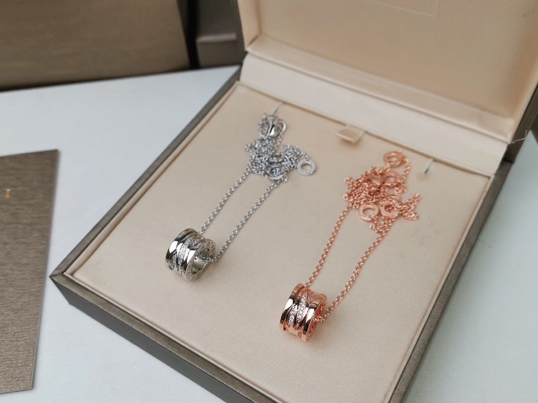 p95💕💕高品质 宝格丽 镂空带钻项链 专柜同步更新 同款‼️‼️BVLGARI 专柜同款1:1出模  配原版链条 链条刻原版字印BVLGARI‼️😘以独特风格重新诠释了Bvlgari最著名的创意设计   镂空微镶锆石 精致不失华美 👏👏白金 玫瑰金两色可选 p