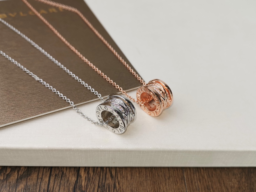 p95💕💕高品质 宝格丽 镂空带钻项链 专柜同步更新 同款‼️‼️BVLGARI 专柜同款1:1出模  配原版链条 链条刻原版字印BVLGARI‼️😘以独特风格重新诠释了Bvlgari最著名的创意设计   镂空微镶锆石 精致不失华美 👏👏白金 玫瑰金两色可选 p