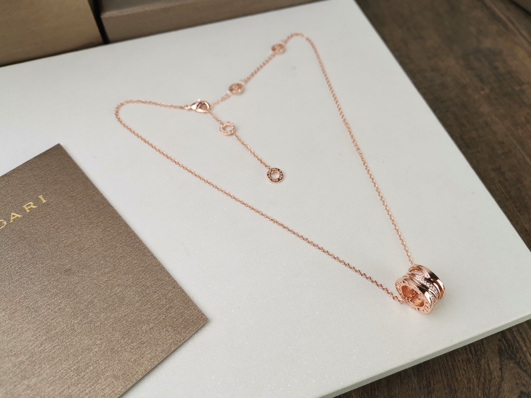 p95💕💕高品质 宝格丽 镂空带钻项链 专柜同步更新 同款‼️‼️BVLGARI 专柜同款1:1出模  配原版链条 链条刻原版字印BVLGARI‼️😘以独特风格重新诠释了Bvlgari最著名的创意设计   镂空微镶锆石 精致不失华美 👏👏白金 玫瑰金两色可选 p