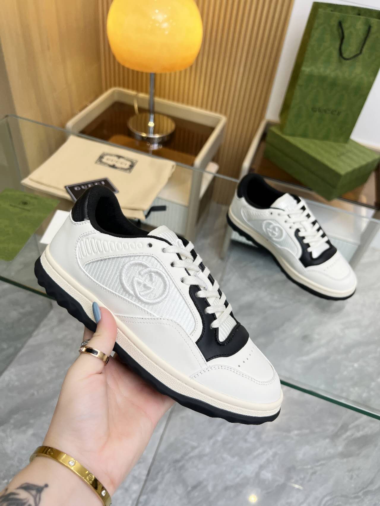 NO:348858,Real price Gucci/Guchi couple model original TPU ultra-light large bottom. Cowhide fabric, replica on the official website. Original brand molded latex pad, comfortable and breathable. Women's model 35-40 Men's model 39-45 First-hand supply, worry-free after-sales service, gucci, cowhide19860909实价 Gucci/古奇情侣款 原版 TPU超轻大底.牛皮面料,官网一比复刻.原版品牌成型乳胶垫,舒适透气. 女款35-40 男款39-45 一手货源,售后无忧,,gucci,cowhide,Men's shoes