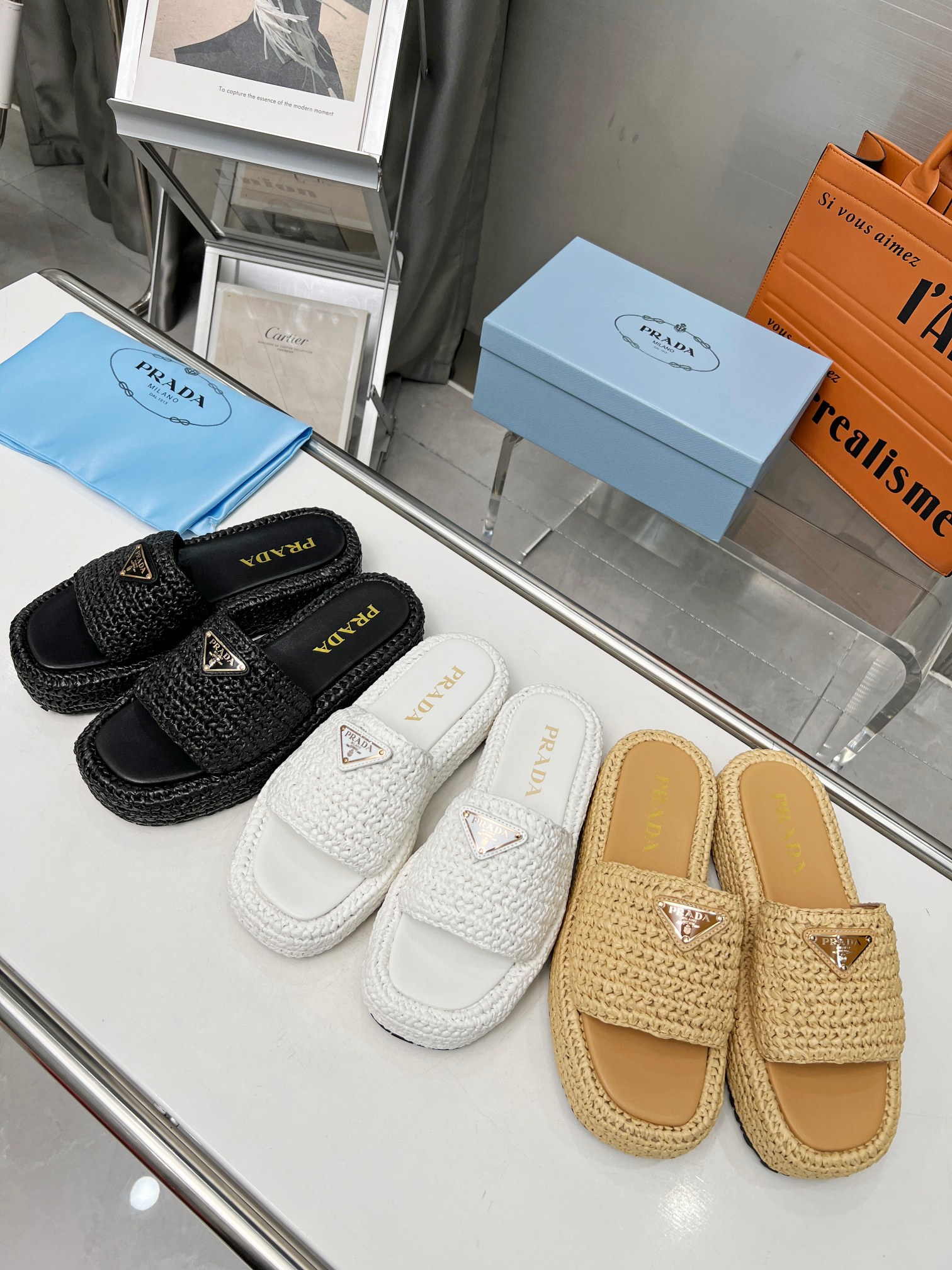 💰💰180💰💰 
Prada普拉达新款编织鞋草编拖鞋！今年流行的草编系列，懒人必备拖鞋上脚是如此的好看！
●面料：原版一致草编织
●内里垫脚：羊皮里
●大底：橡胶大底
●码数：35～40（40 41定做）