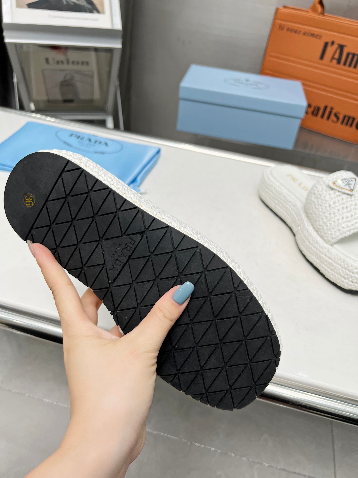 💰💰180💰💰 
Prada普拉达新款编织鞋草编拖鞋！今年流行的草编系列，懒人必备拖鞋上脚是如此的好看！
●面料：原版一致草编织
●内里垫脚：羊皮里
●大底：橡胶大底
●码数：35～40（40 41定做）