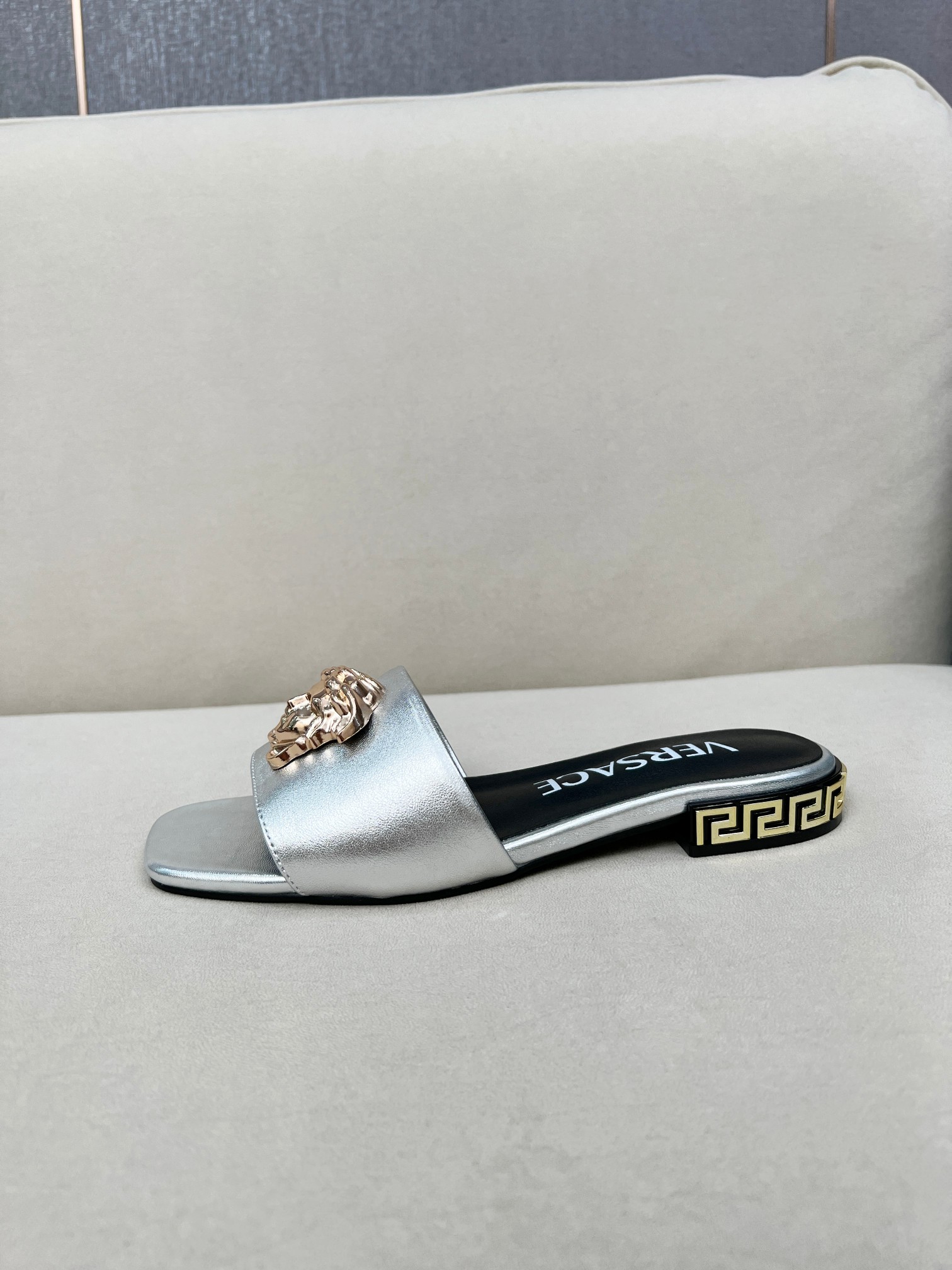 precio de fábrica: suela de cuero P215 m suela de goma P180 m Yardage: 35-44 Versace nuevas zapatill