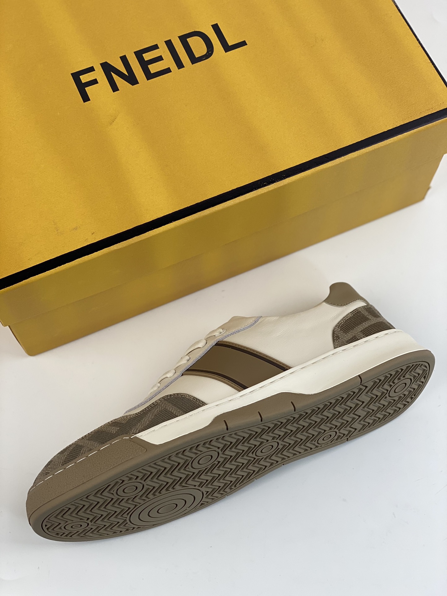 Overseas version of FENDI high-end casual sports shoes series