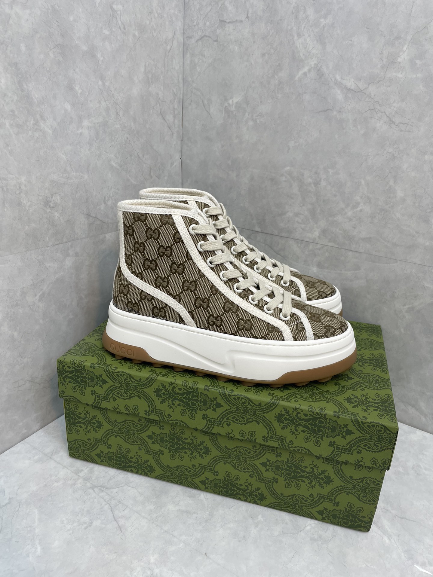 NO:171026,New Women's GG High Top Sneakers The striking silhouette draws inspiration from the tennis court. Made of classic beige and ebony Original GG canvas, the thick sole and contrasting fabric trim create a modern aesthetic. Beige and ebony Original GG canvas Women's white grosgrain trim Rubber sole with pair of G Includes an additional pair of laces Lace closure Flat Made in Italy Size 35-41 sizes, casual shoes/sneakers, sneakers19860909新款女士 GG 高帮运动鞋 引人注目的轮廓从网球场中汲取灵感.这款高帮运动鞋采用经典的米色和乌木色 Original GG 帆布制成,厚实的鞋底和撞色织物饰边营造出现代美感. 米色和乌木色 Original GG 帆布 女性的 白色罗缎饰边 带双 G 的橡胶鞋底 包括额外的一对鞋带 系带闭合 平坦的 意大利制造 码数35～41码,休闲鞋/运动鞋,sneakers,Women's Shoes