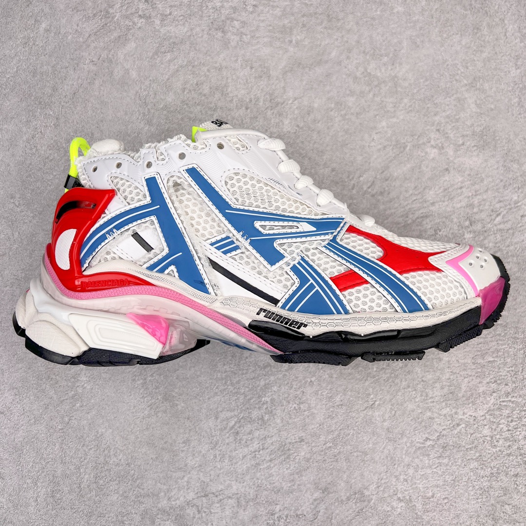 💰460 ＃VG零售版 BALENCIAGA Runner Sneaker 巴黎世家七代慢跑系列低帮复古野跑潮流运动鞋老爹鞋 尼龙和网布材质 磨损效果 鞋头边缘印有尺码 背面浮印尺码 外侧印有跑者徽标 鞋舌刺绣 Balenciaga 品牌标识 鞋跟背面 Balenciaga品牌标识 材质采用65%聚氨酯、35%聚酯纤维 全新 Runner 鞋型轮廓借鉴于 2000 年初的复古线条 搭载大网眼面料制成鞋面基础，由粉色、白色尼龍与橡胶质地覆盖鞋面诠释线条感 当中透过几道手缝线与折损痕更是精准的掌握历经时间淬炼的破旧痕迹 延续其手法至鞋领、鞋跟、鞋带、中底等部分均饰有破损及脏污之貌 尤其是鞋领处与鞋带孔眼条更是采用不规则做旧技术将内容物泡棉随机露出 尺码：35 36 37 38 39 40 41 42 43 44 45 46 编码：by5936030-运动鞋