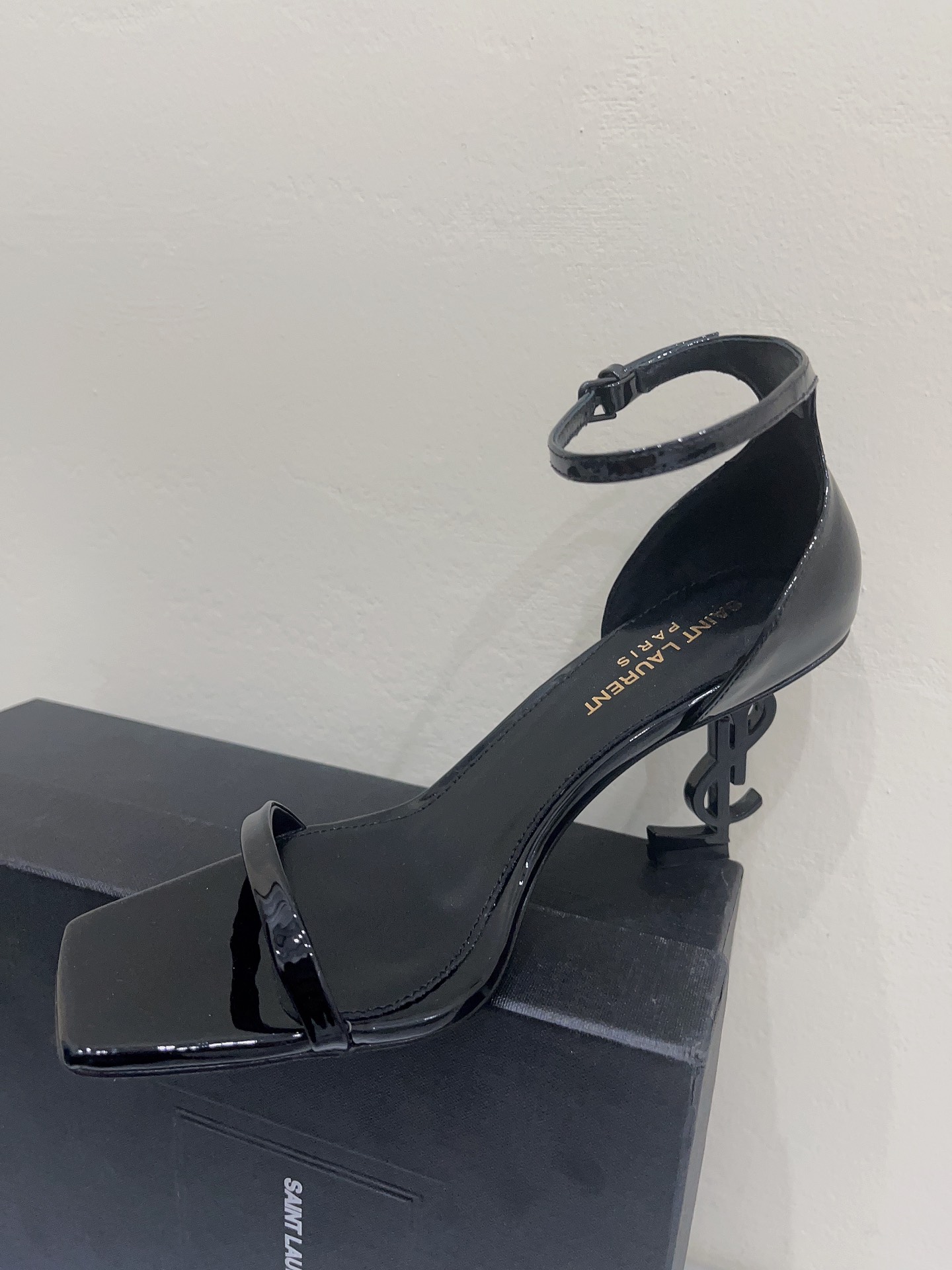 The Online Shopping
 Yves Saint Laurent Online
 Shoes High Heel Pumps Sandals Rose Genuine Leather Patent Fall/Winter Collection
