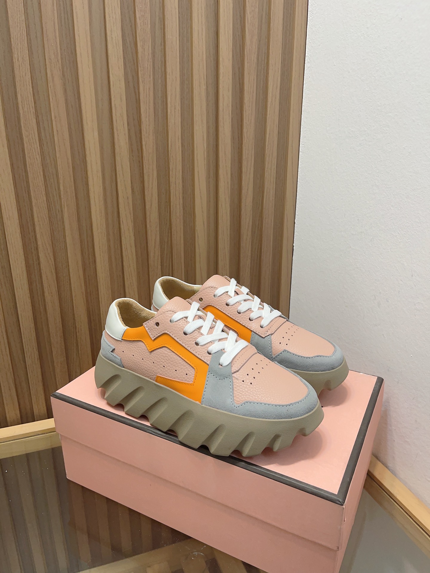 Acne Studios New Heavy-Bottomed Recreational Shoes with British Design: Features and Specifications - 图片 4