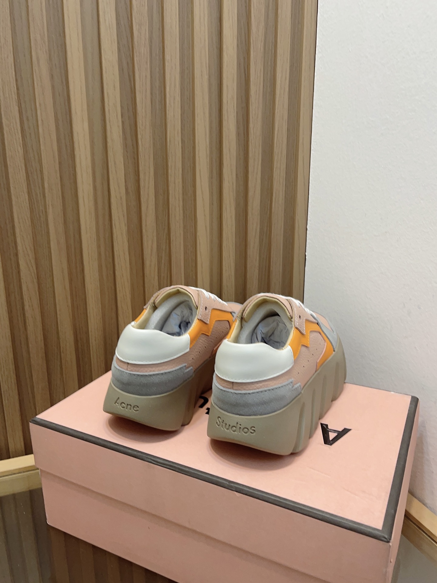 Acne Studios New Heavy-Bottomed Recreational Shoes with British Design: Features and Specifications - 图片 5