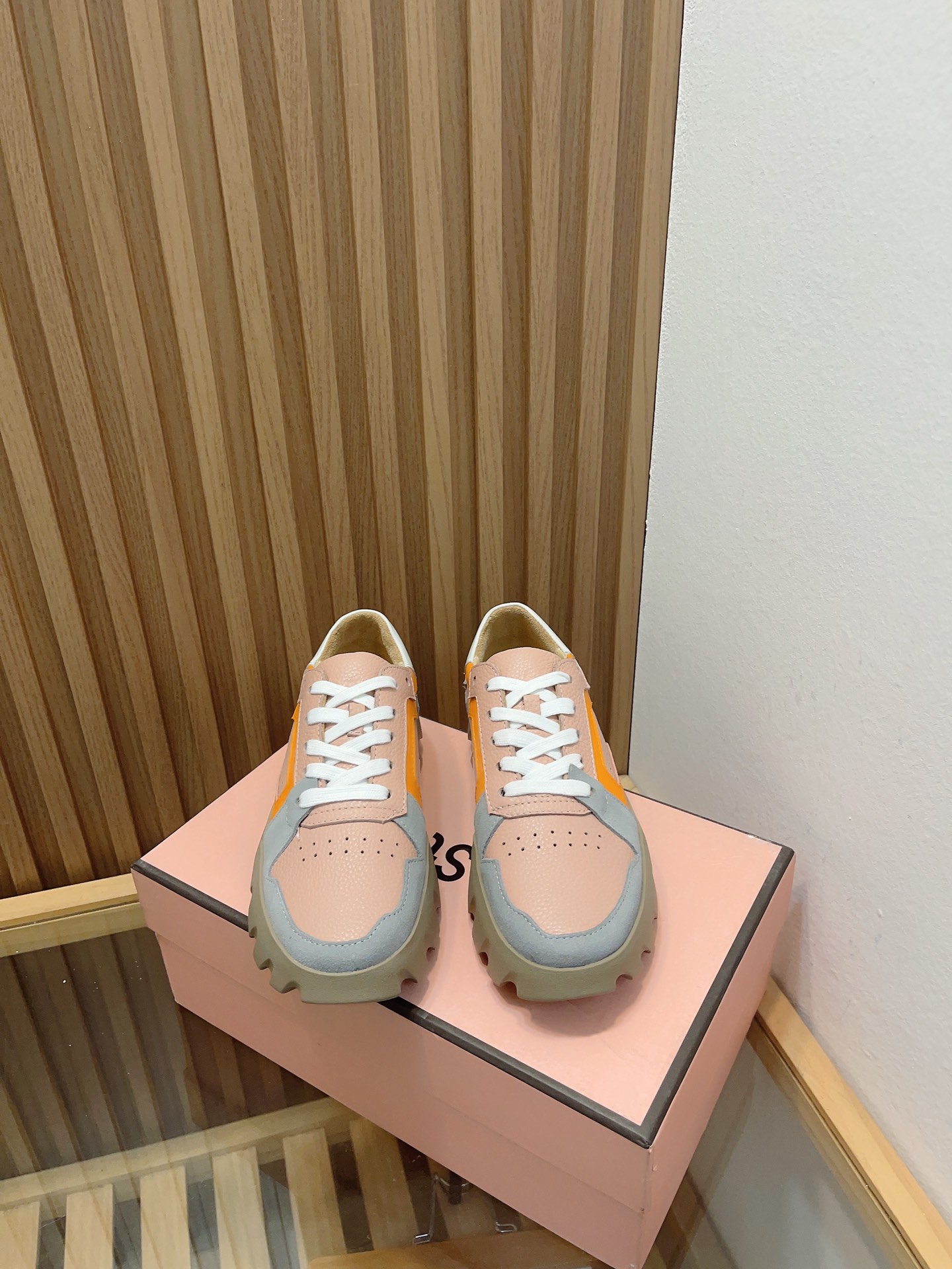 Acne Studios New Heavy-Bottomed Recreational Shoes with British Design: Features and Specifications - 图片 2