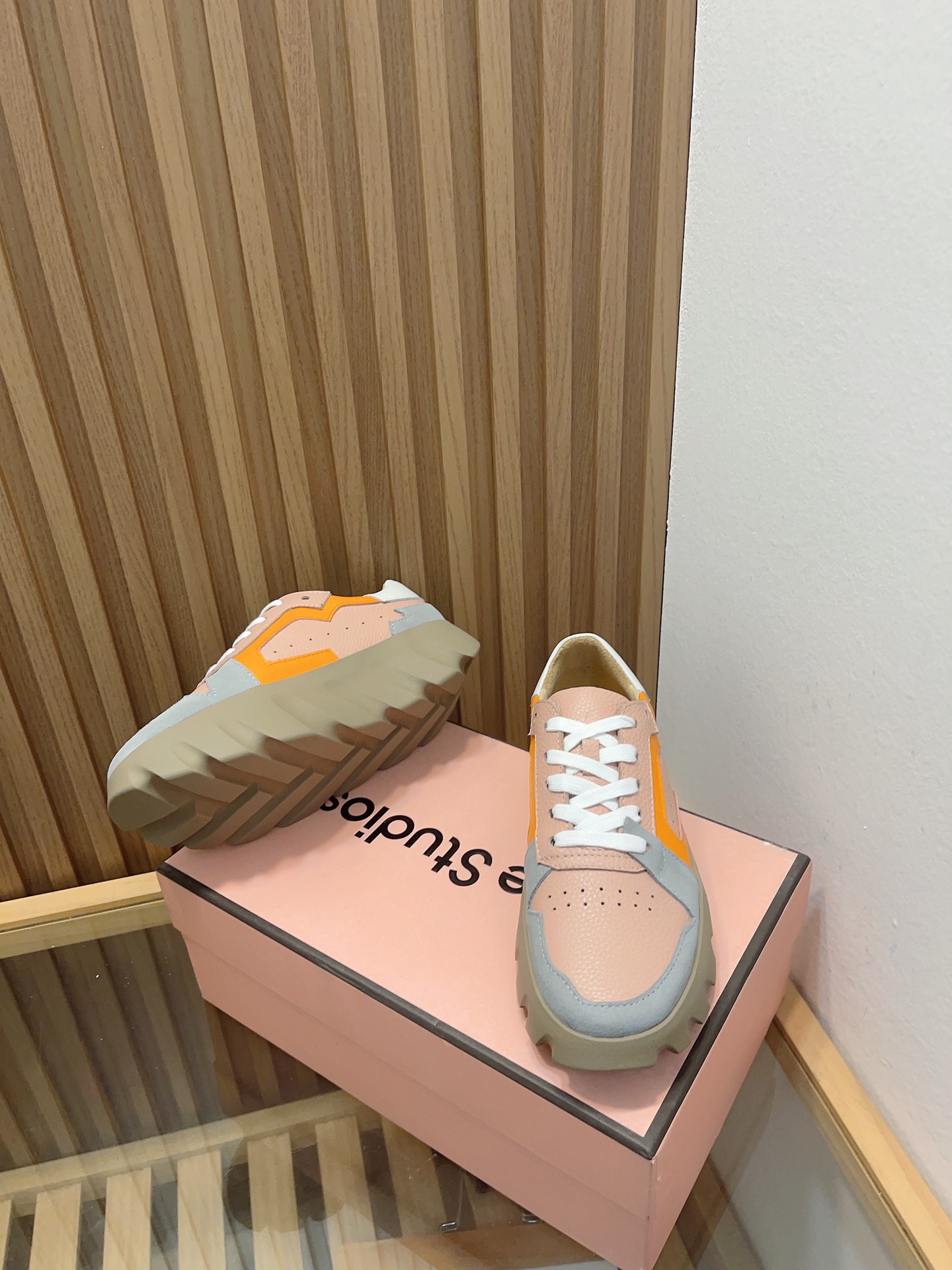 Acne Studios New Heavy-Bottomed Recreational Shoes with British Design: Features and Specifications - 图片 3