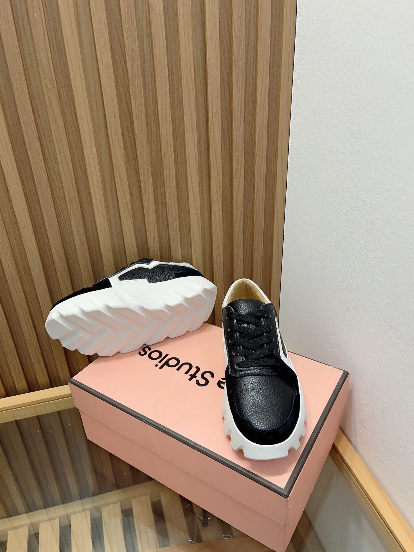 “Acne Studios Heavy-Bottomed Recreational Shoes with Stylish British Design” - 图片 3
