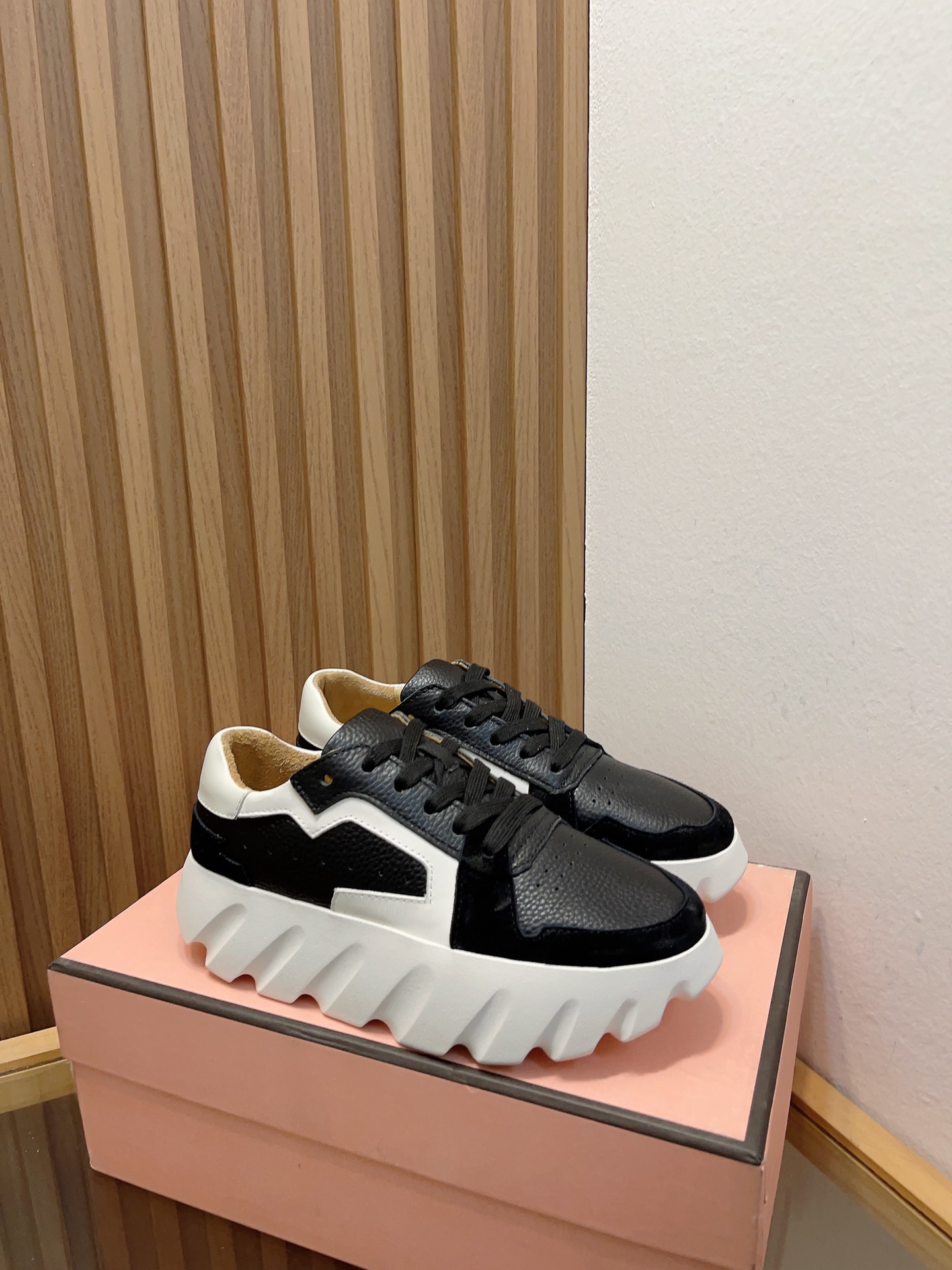 “Acne Studios Heavy-Bottomed Recreational Shoes with Stylish British Design” - 图片 4