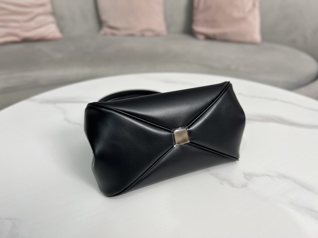 顶级原单品质现货小号DIORKEY手袋9275#黑色光面牛皮革这款本季全新推出的DiorKey手袋是二零