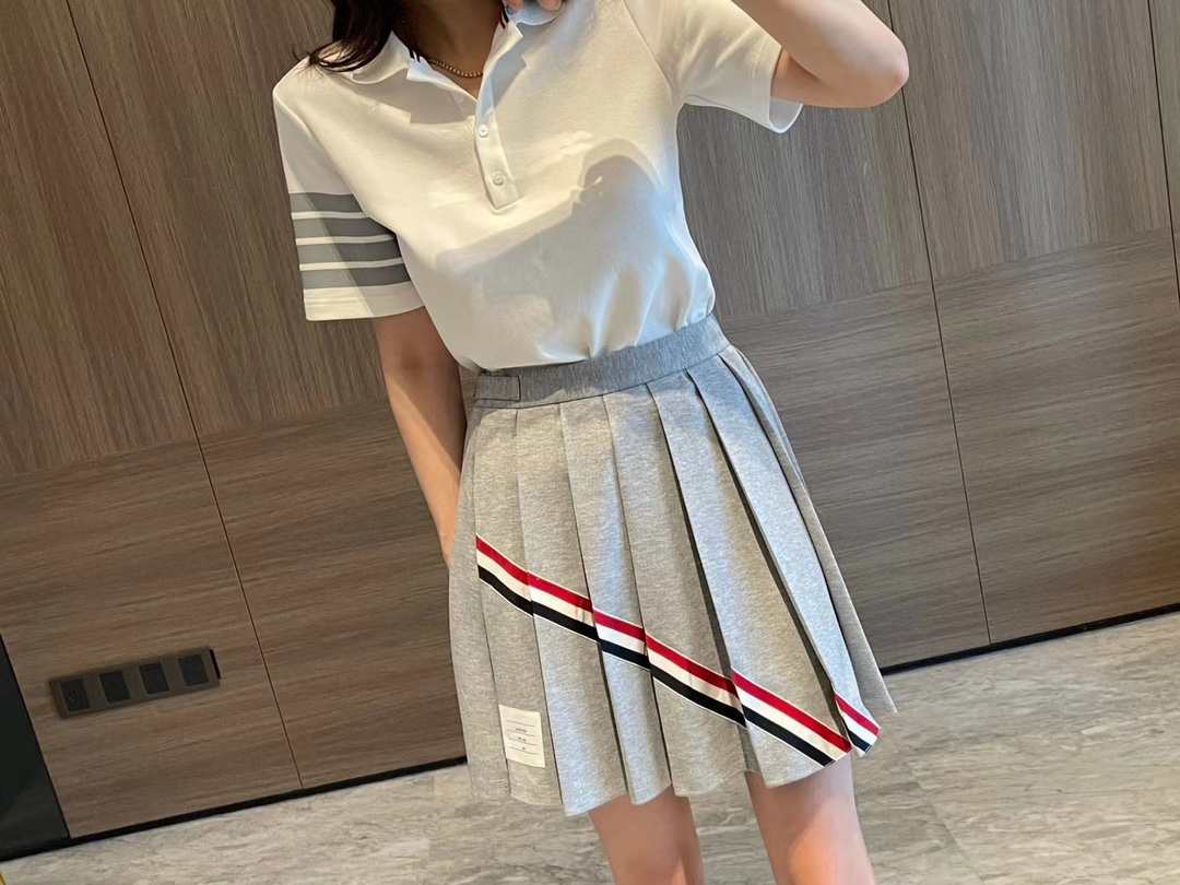 Thom Browne Women’s Suit: Classic Red, White, and Blue Design, Tailored for Fashion. - 图片 1