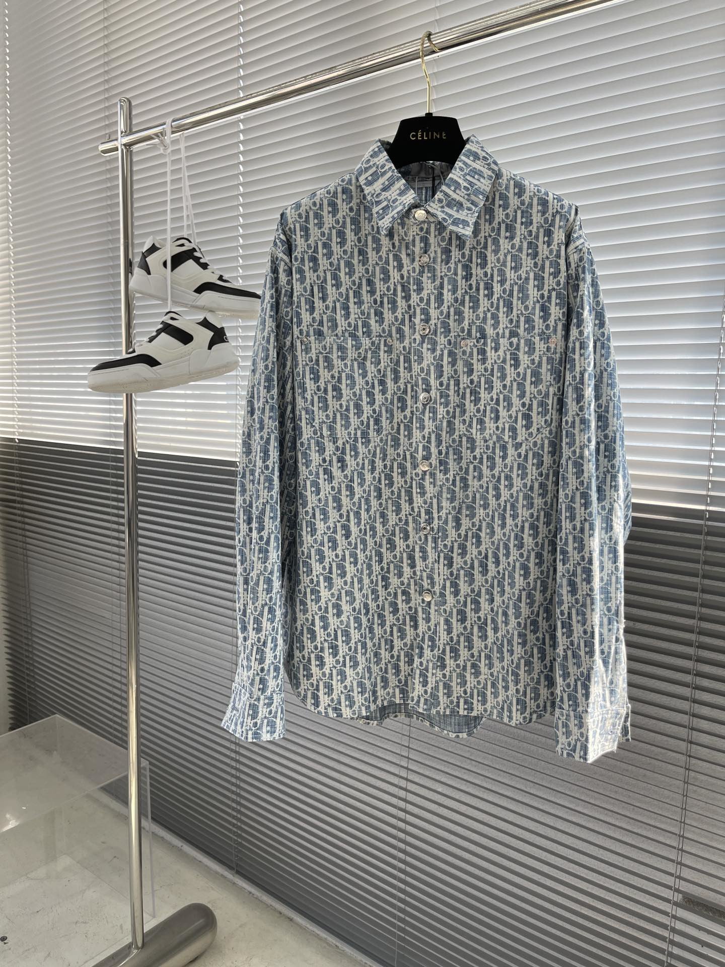 Pezdjs\n\n-Dio 最报款联名牛仔衬衣外套\n这款外套衬衫从日本古老纺织工艺汲取灵感，重新诠释标志性的 Oblique 印花。采用蓝色和白色棉质牛仔布精心制作，通体饰以漂白效果和赤耳细节。可与配套的牛仔裤搭配穿着，打造浑然一体的造型。\n通体饰以白色 Oblique Kasuri 印花\n赤耳细节\n纽扣门襟\n镌刻有“DIO”标志的按扣\n胸前贴袋\n100% 棉\n码数：38.39.40.41\n\n尺码  胸围  衣长  肩宽  \n38\t    yydsw\t  qwel\t