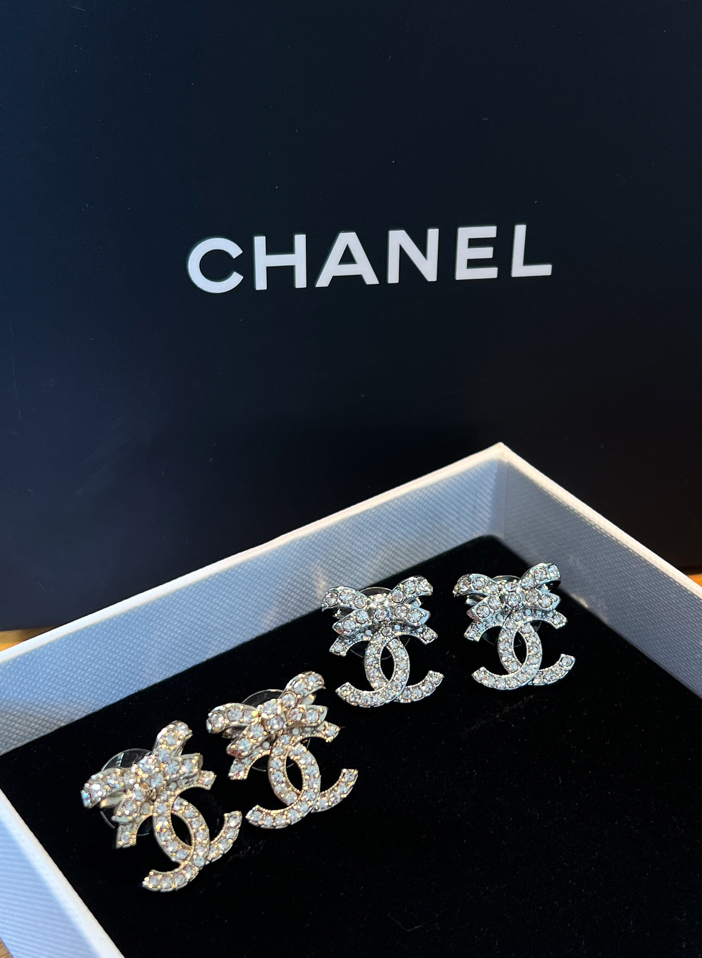 NO:102584,Xiaoxiang's new bow earrings, two-color design, I really love this simple earring. The upper ears are not only versatile but also really have a huge temperament. Both colors are closed, Chanel earrings, chanel, earrings19860909小香新款蝴蝶结耳环,双色设计、真的超爱这种简约风的耳环,上耳不仅百搭而且真的巨巨气质,两个颜色都闭眼入,香奈儿耳钉,chanel,earrings,Jewelry