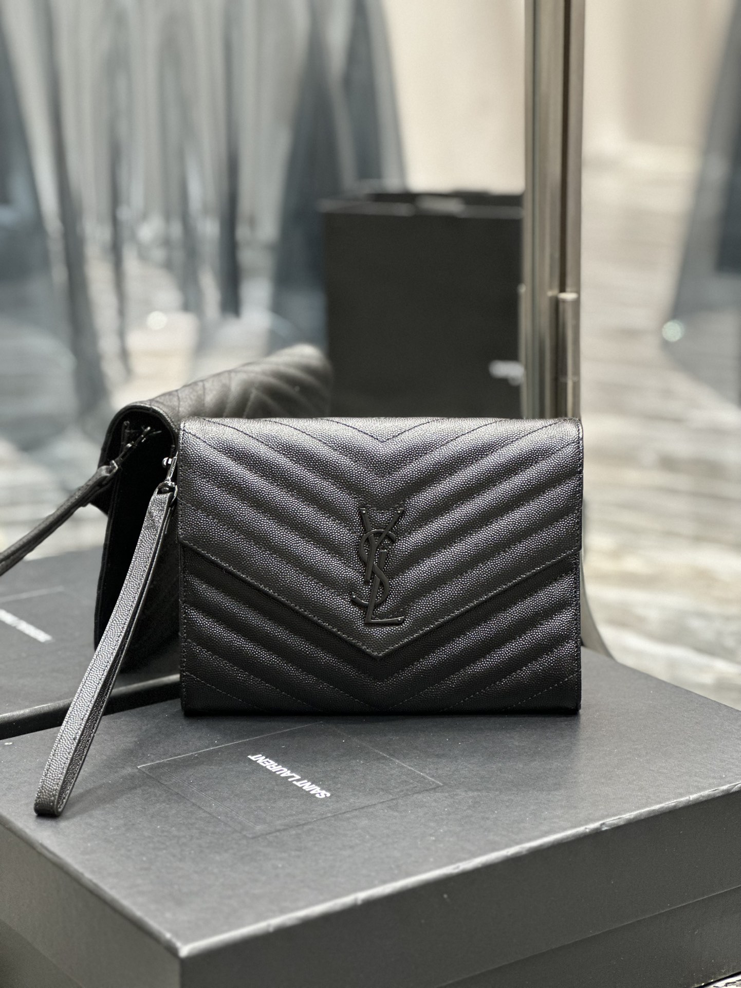 【NUEVO】Negro con hebilla negra, bolso de mano MONOGRAM con textura de caviar, con correa de muñeca desmontable, textura…