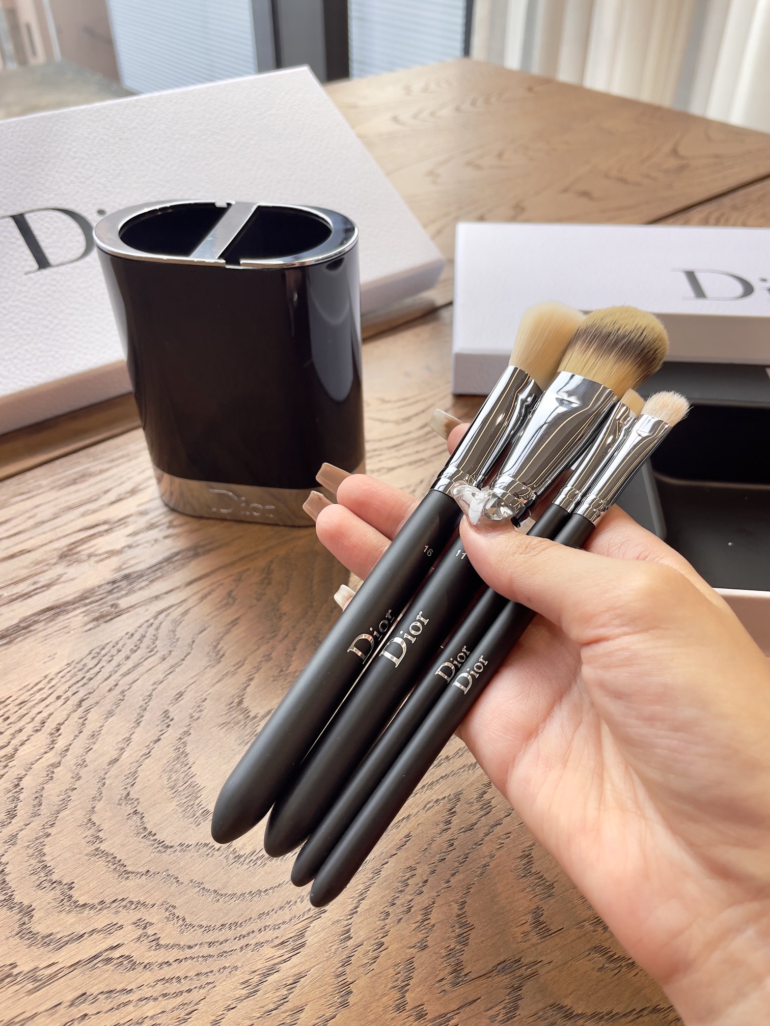 Dior Backstage 4-Piece Makeup Brush Gift Set - Comprehensive 8