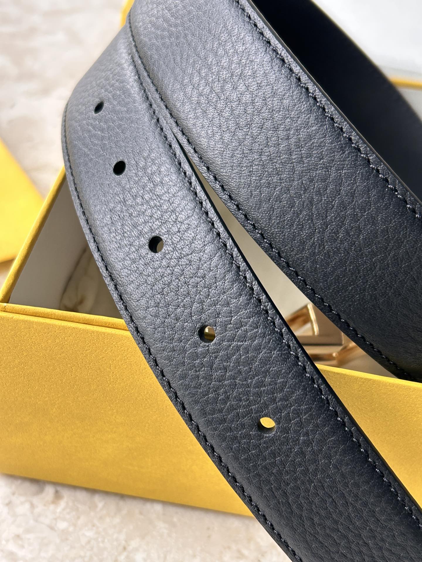 FENDI专柜同款休闲双面皮带宽3.