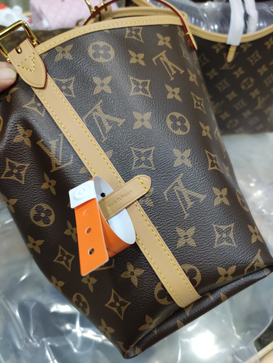 Louis Vuitton Seriously ship the goods and take a few more photos