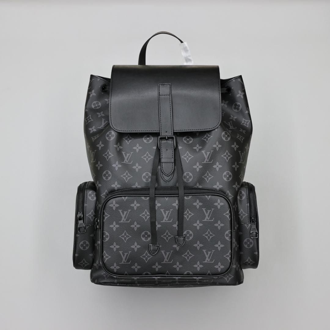 Lv Trio男士双肩包 标志性Monogram帆布包身搭配翻盖设计,多功能拉链前袋与侧袋契合实用主义,充裕空间可容纳笔记本电脑,真实耐用抗造且百搭,旅行出差必备. 规格:44*38*21cm