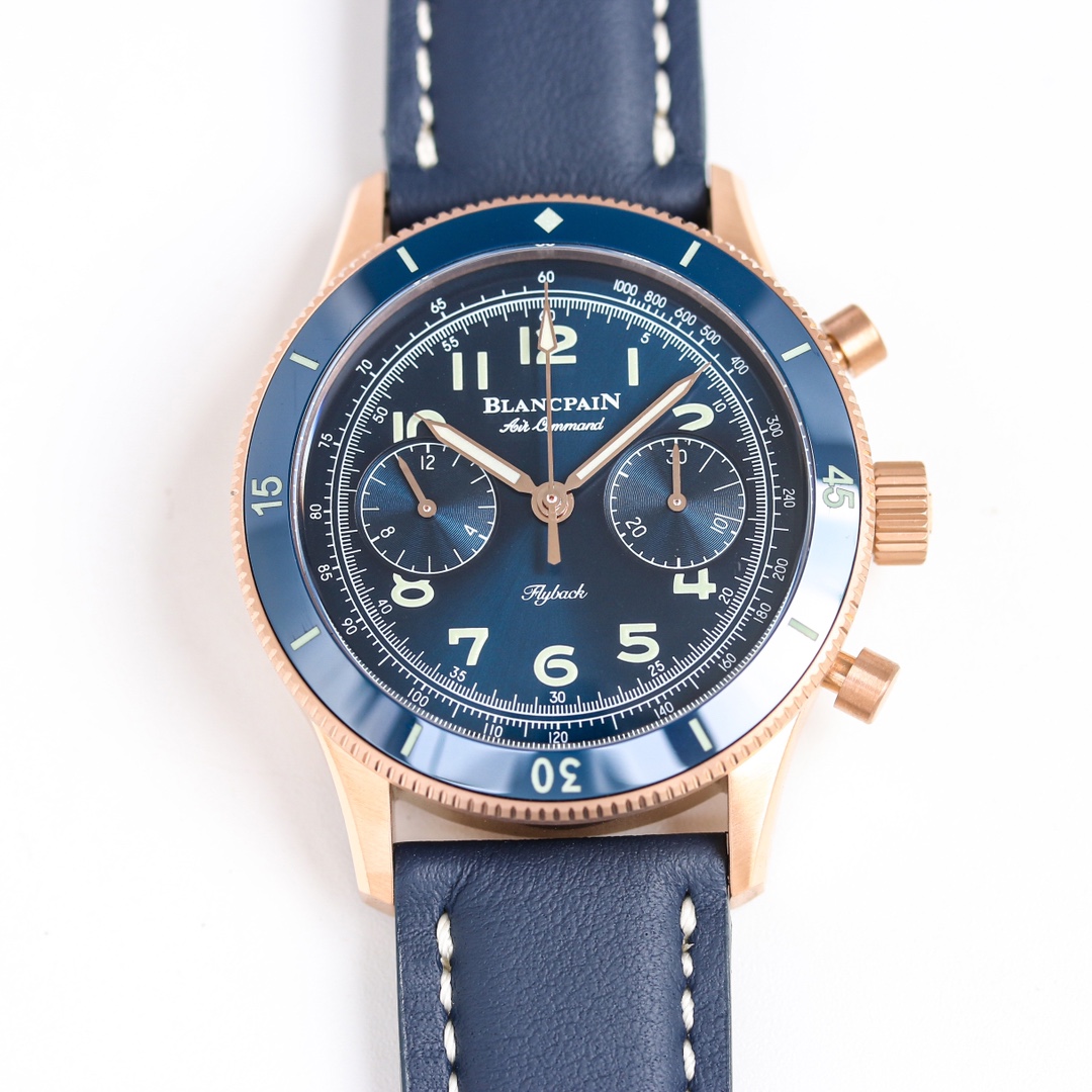 NO:741803,Produced by IT IT Factory Blancpain's new Ait Command Air Force Commander series AC02XB1 is a legendary chronograph. The new Air Force Commander is loyal to historical traditions in design and fully integrates the retro style of the 1950s with Blancpain's advanced watchmaking craftsmanship!  1. The case is made of titanium material, with a diameter of 42.5mm. The lugs of the watch are slender. The front of the lugs and the sides of the case are all brushed. Only the edges of the lugs have a polish that is consistent with the original. 2. The movement is equipped with a F388B movement modified from Dandong chronograph movement. It has accurate travel time and all details are reproduced 1:1 according to the original version.  3. The two-way silent rotation of the ring mouth is consistent with the original product. The ceramic ring is polished. All scales on the ceramic ring, including the diamond block at 12 o'clock, are all luminous. 4. The disc uses a double-eye chronograph dial, 3 o'clock is the 30-minute chronograph and 9 o'clock is the 12-hour chronograph. The large digital time scales on the disc and the large syringe pointer have a luminous coating. The tachymeter ring and timing scale are located on the edge of the disc.  5 Original brushed buckle with retro blue leather strap, full of retro style. Luxurious and exquisite, recommended men’s multi-functional mechanical watch. The best luxury gift recommendation, please look for IT’s exclusive quality.19860909IT 出品  IT Factory 宝珀 全新Ait Command空军司令系列AC02XB1 极具传奇色彩的计时码表,新款空军司令在设计上忠于历史传统,并将上世纪50年代的复古风格和宝珀的高级制表工艺充分融合！ 1表壳采用钛金属材料,表径42.5mm,手表表耳修长,表耳正面、表壳侧面全部拉丝,只有表耳边缘有一道抛光与正品一致. 2机芯搭载丹东计时机芯改F388B机芯,走时精准,所有细节按照原版1:1复刻 3圈口双向静音旋转与正品一致,陶瓷圈进行了抛光,陶瓷圈上的所有刻度,包括12点位菱形块,全部都有夜光. 4 盘面使用双眼计时盘,3点位是30分钟计时、9点位是12小时计时.盘面大型数字时标,以及大型注射器指针,都有夜光涂层.测速圈和计时刻度,位于盘面边缘. 5原版拉丝表扣搭配复古蓝色皮表带,满满的复古风.奢华精致推荐男士多功能机械腕表 送礼最佳奢华推荐请认准IT独家品质,,Watch