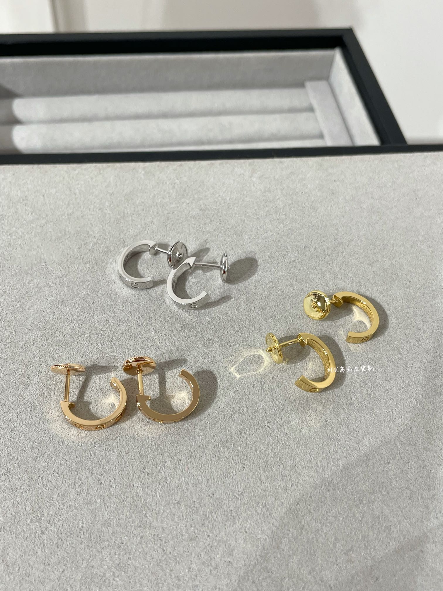 NO:721157,88280, Narrow version of Love earrings, affordable and super good quality. The classic screw thread pursues a high degree of three-dimensionality. Because of the softness of the material, it is only arranged for you now. We still open the original mold and use the CNC five-axis fine carving process. Each screw thread can be compared with the original one, and the concave and convex are consistent.,, Cardia high-end jewelry1986090988280,Love耳钉窄版,平价品质超级好经典螺丝纹追求的立体程度高,因为材质柔软的特殊性,现在才给大家安排上.我们依旧原*开模,采用CNC五轴精雕工艺,每个螺丝纹都可以和原*进行比对,凹凸有致.,,卡迪亚高端饰品,Jewelry