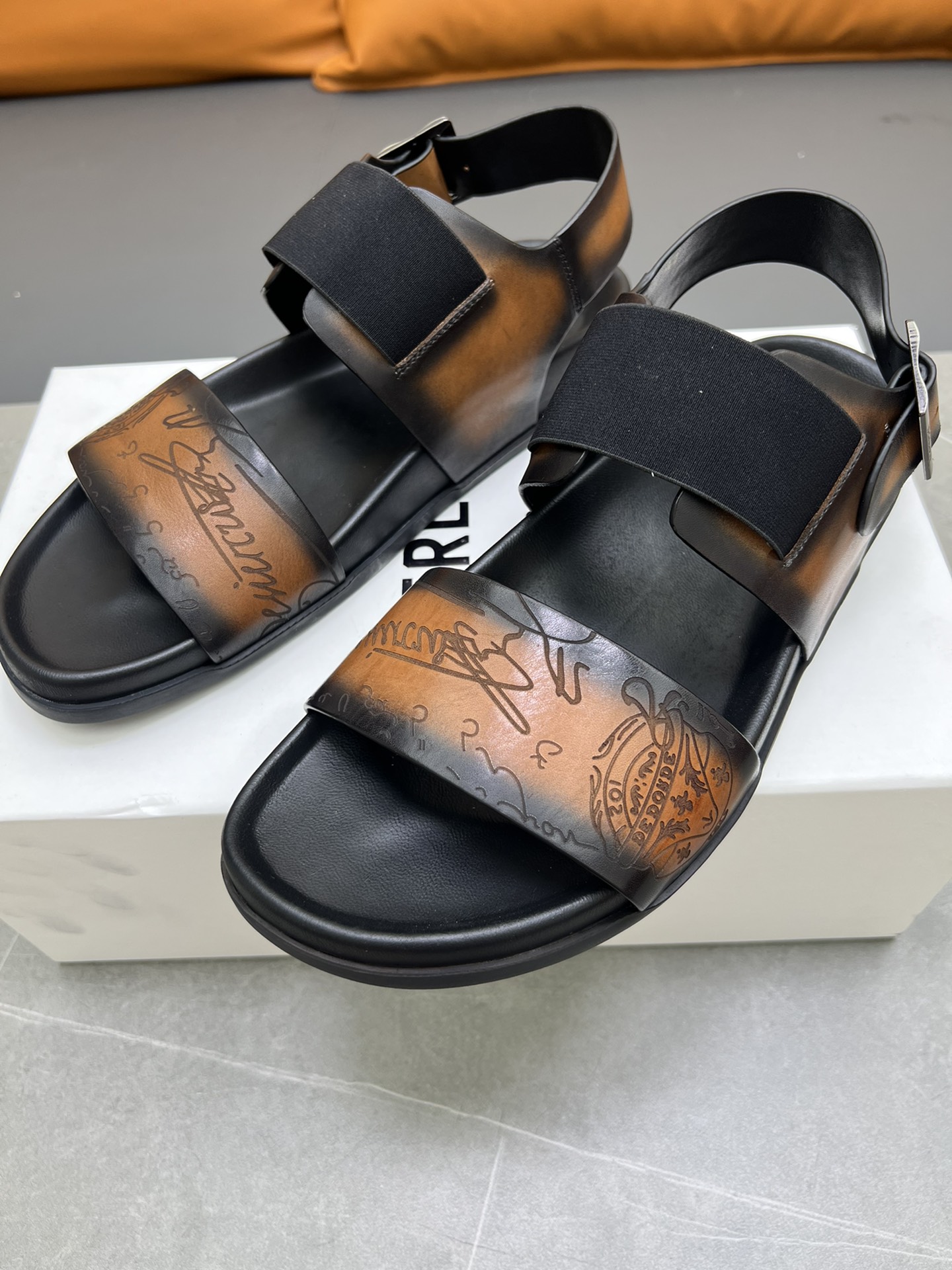 Berluti Tamaño:38-45 P270Berluti boutique de gama alta zapatillas de los hombres, la mano de obra su