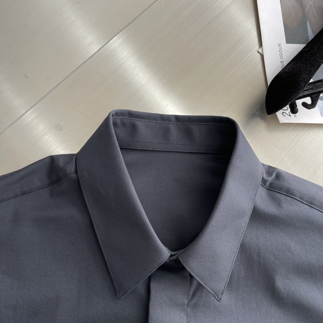 秋冬 -Dio 口袋刺绣小细节府绸衬衫。暗扣款，这款面料带弹力，穿着舒适！颜色:黑，白色。尺码:S-XX