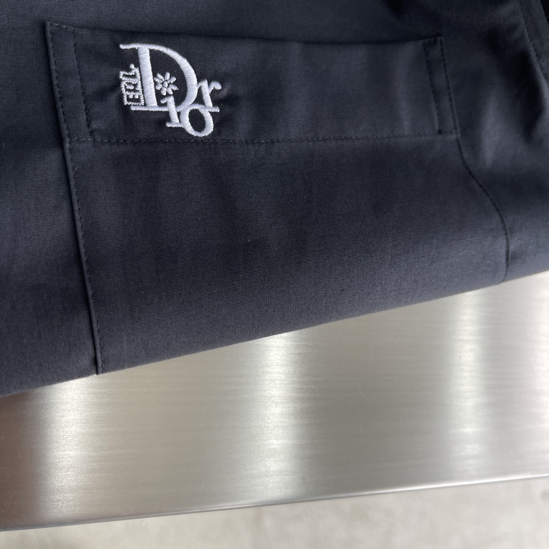 秋冬 -Dio 口袋刺绣小细节府绸衬衫。暗扣款，这款面料带弹力，穿着舒适！颜色:黑，白色。尺码:S-XX