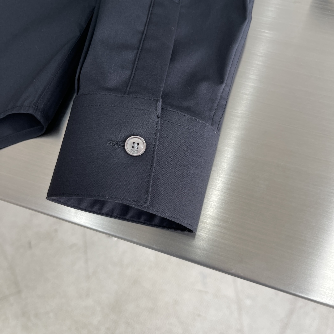 秋冬 -Dio 口袋刺绣小细节府绸衬衫。暗扣款，这款面料带弹力，穿着舒适！颜色:黑，白色。尺码:S-XX