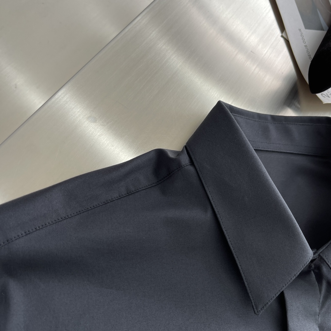 秋冬 -Dio 口袋刺绣小细节府绸衬衫。暗扣款，这款面料带弹力，穿着舒适！颜色:黑，白色。尺码:S-XX