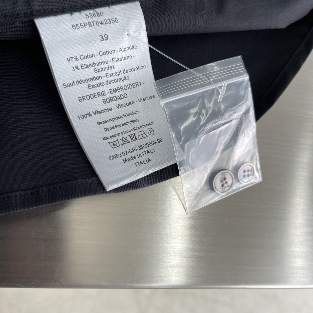 秋冬 -Dio 口袋刺绣小细节府绸衬衫。暗扣款，这款面料带弹力，穿着舒适！颜色:黑，白色。尺码:S-XX