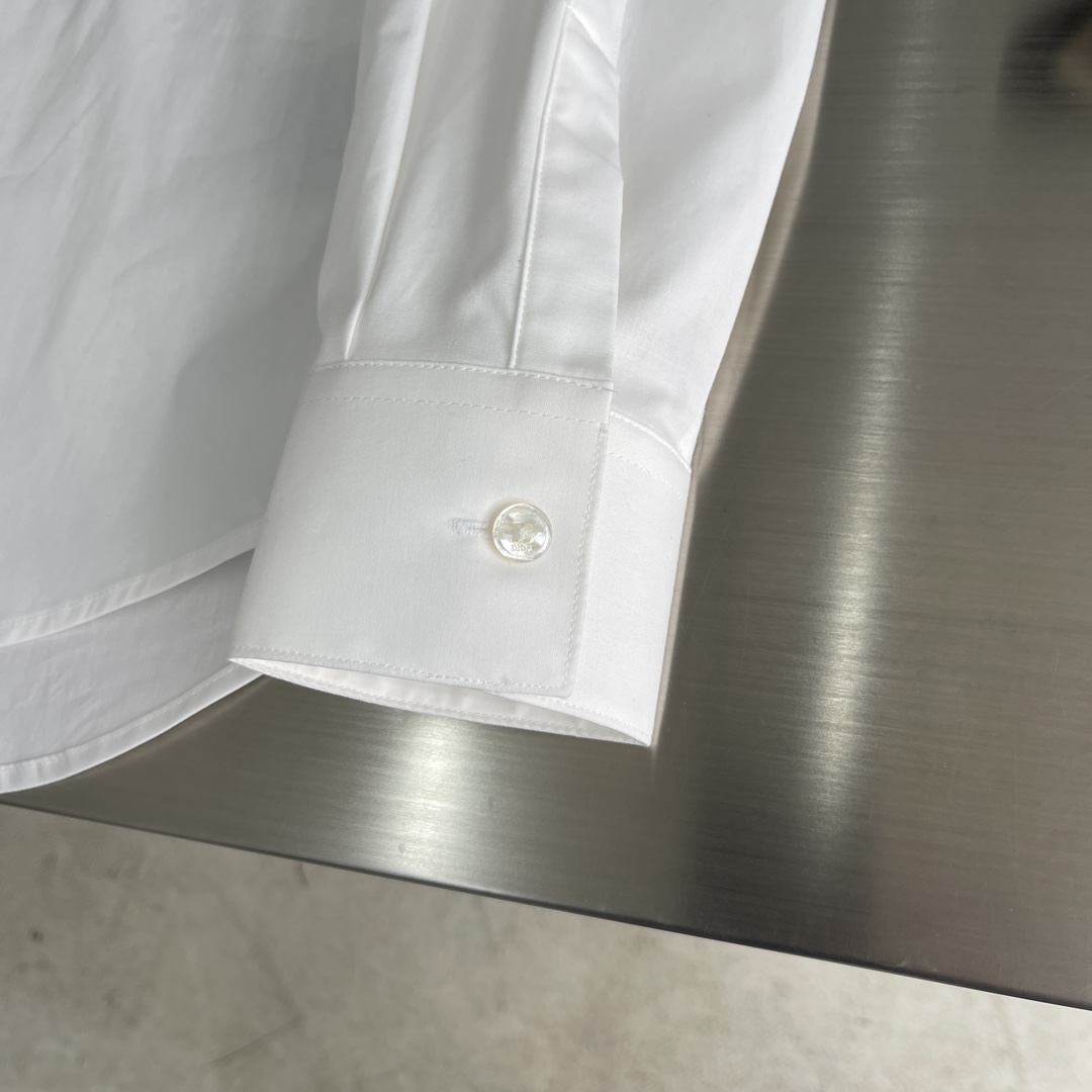 秋冬 -Dio 口袋刺绣小细节府绸衬衫。暗扣款，这款面料带弹力，穿着舒适！颜色:黑，白色。尺码:S-XX