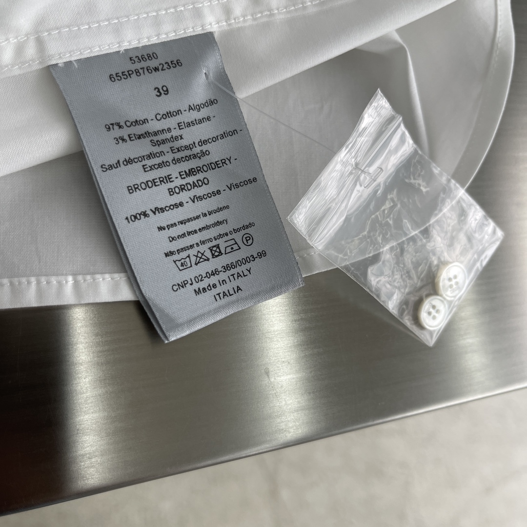 秋冬 -Dio 口袋刺绣小细节府绸衬衫。暗扣款，这款面料带弹力，穿着舒适！颜色:黑，白色。尺码:S-XX