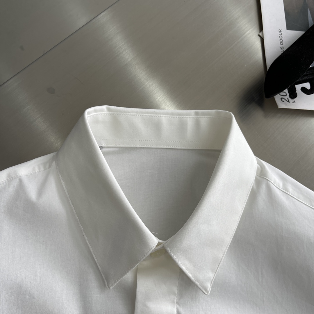 秋冬 -Dio 口袋刺绣小细节府绸衬衫。暗扣款，这款面料带弹力，穿着舒适！颜色:黑，白色。尺码:S-XX