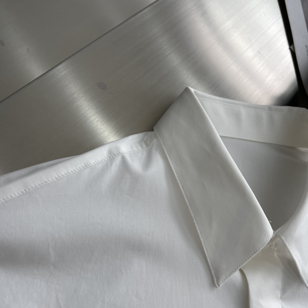 秋冬 -Dio 口袋刺绣小细节府绸衬衫。暗扣款，这款面料带弹力，穿着舒适！颜色:黑，白色。尺码:S-XX