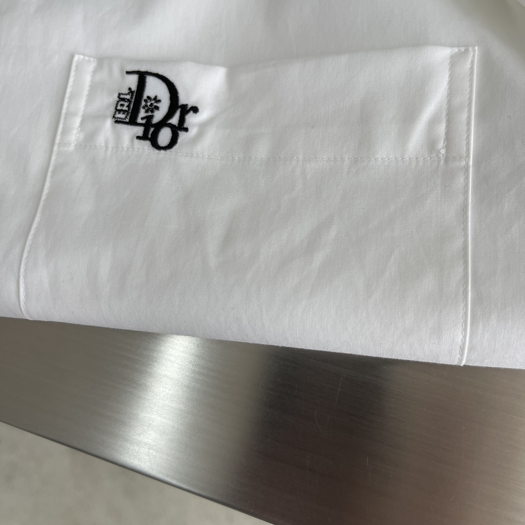 秋冬 -Dio 口袋刺绣小细节府绸衬衫。暗扣款，这款面料带弹力，穿着舒适！颜色:黑，白色。尺码:S-XX