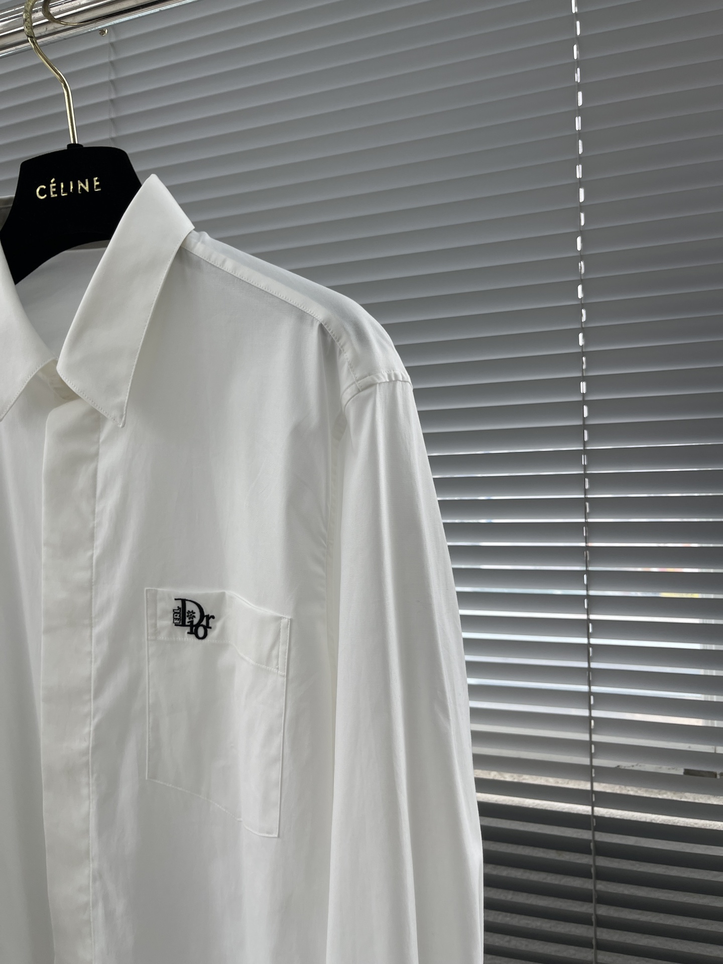 秋冬 -Dio 口袋刺绣小细节府绸衬衫。暗扣款，这款面料带弹力，穿着舒适！颜色:黑，白色。尺码:S-XX