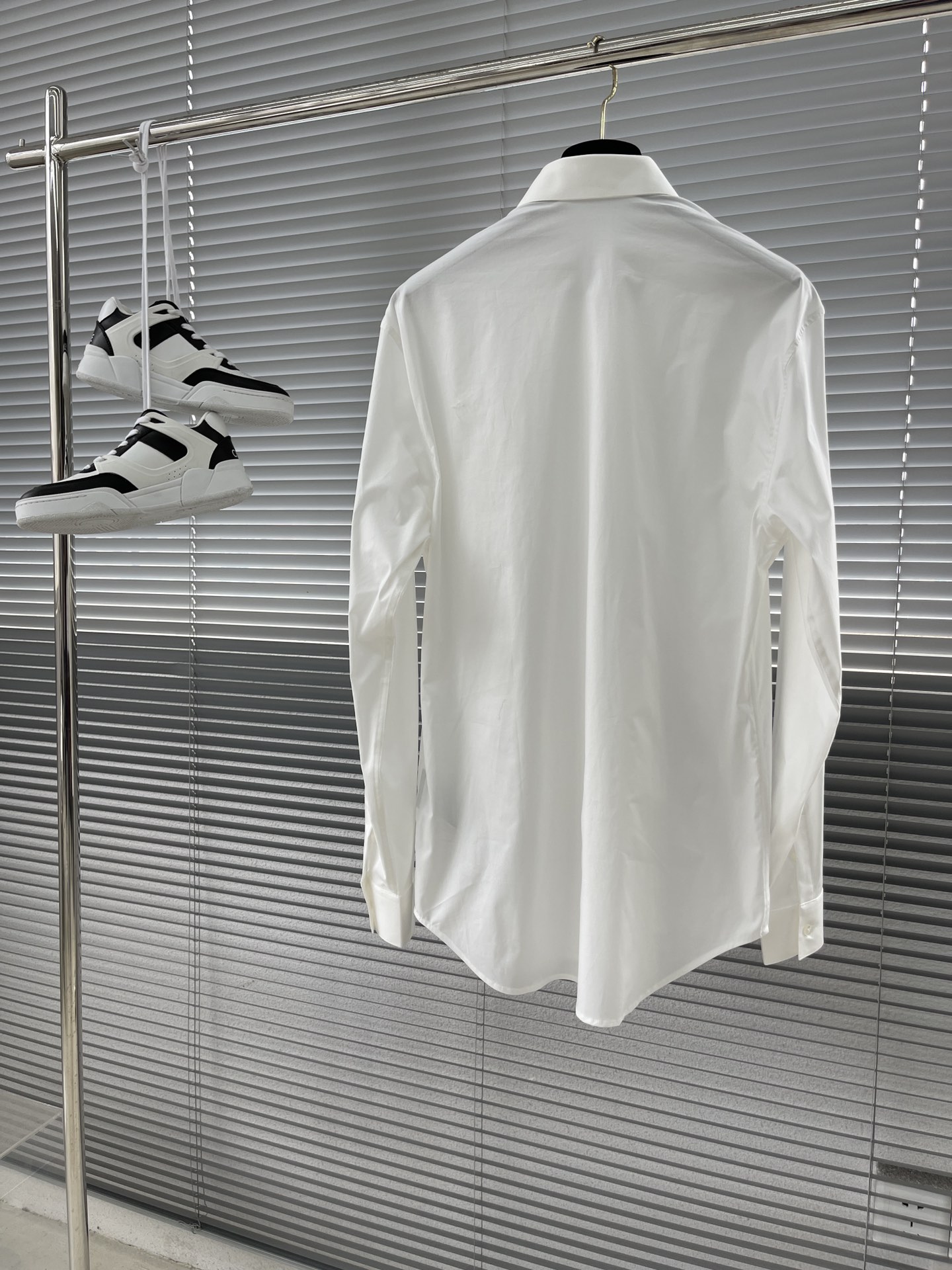 秋冬 -Dio 口袋刺绣小细节府绸衬衫。暗扣款，这款面料带弹力，穿着舒适！颜色:黑，白色。尺码:S-XX