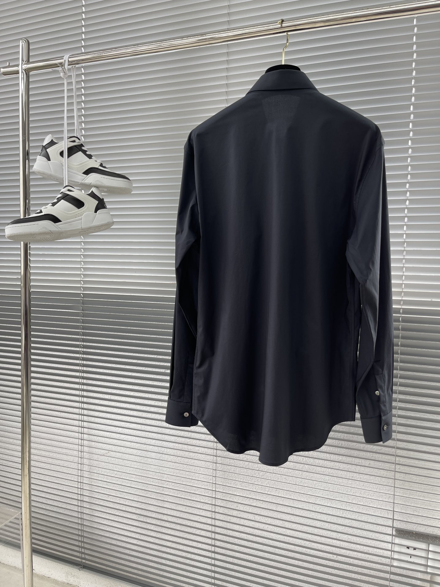 秋冬 -Dio 口袋刺绣小细节府绸衬衫。暗扣款，这款面料带弹力，穿着舒适！颜色:黑，白色。尺码:S-XX